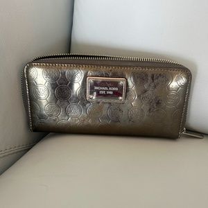 MICHAEL KORS PEWTER WALLET/CLUTCH